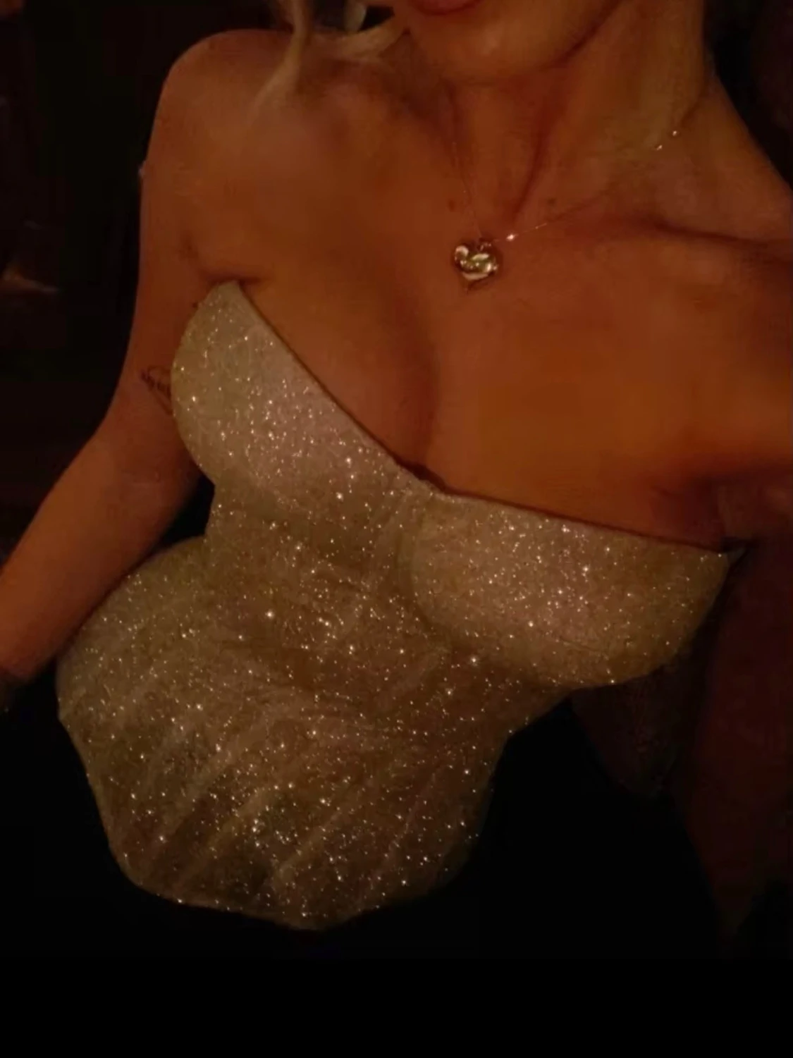 Glittrig guldfärgad korsettopp