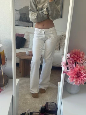 Vita low rise jeans - Så fina vita low rise jeans från Zara💞jag är 175 cm lång och brukar ha xs/s