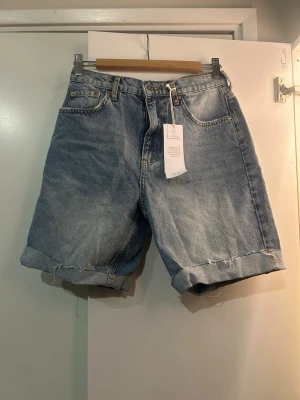 Ljusblå denimshorts  - Säljer ett par ljusblå denimshorts. Aldrig använda och prislappen sitter forfarande kvar!🌟Skulle säga att de är lite små i storleken!