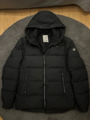 J Lindberg jacka  - Jätte fint skick. Storlek L passar M. Nypris ca 5000 mitt pris 2000. Färgen är grå/svart.Hör av dig vid minsta lilla fundering! 