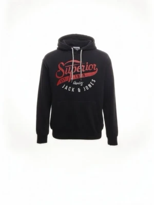 Svart hoodie från Jack & Jones - Svart hoodie från Jack & Jones med trycket 'Superior' i rött och vitt framtill. Klassisk känguruficka, vita dragsnören och huva. Tillverkad i mjukt material som passar perfekt för en avslappnad stil.