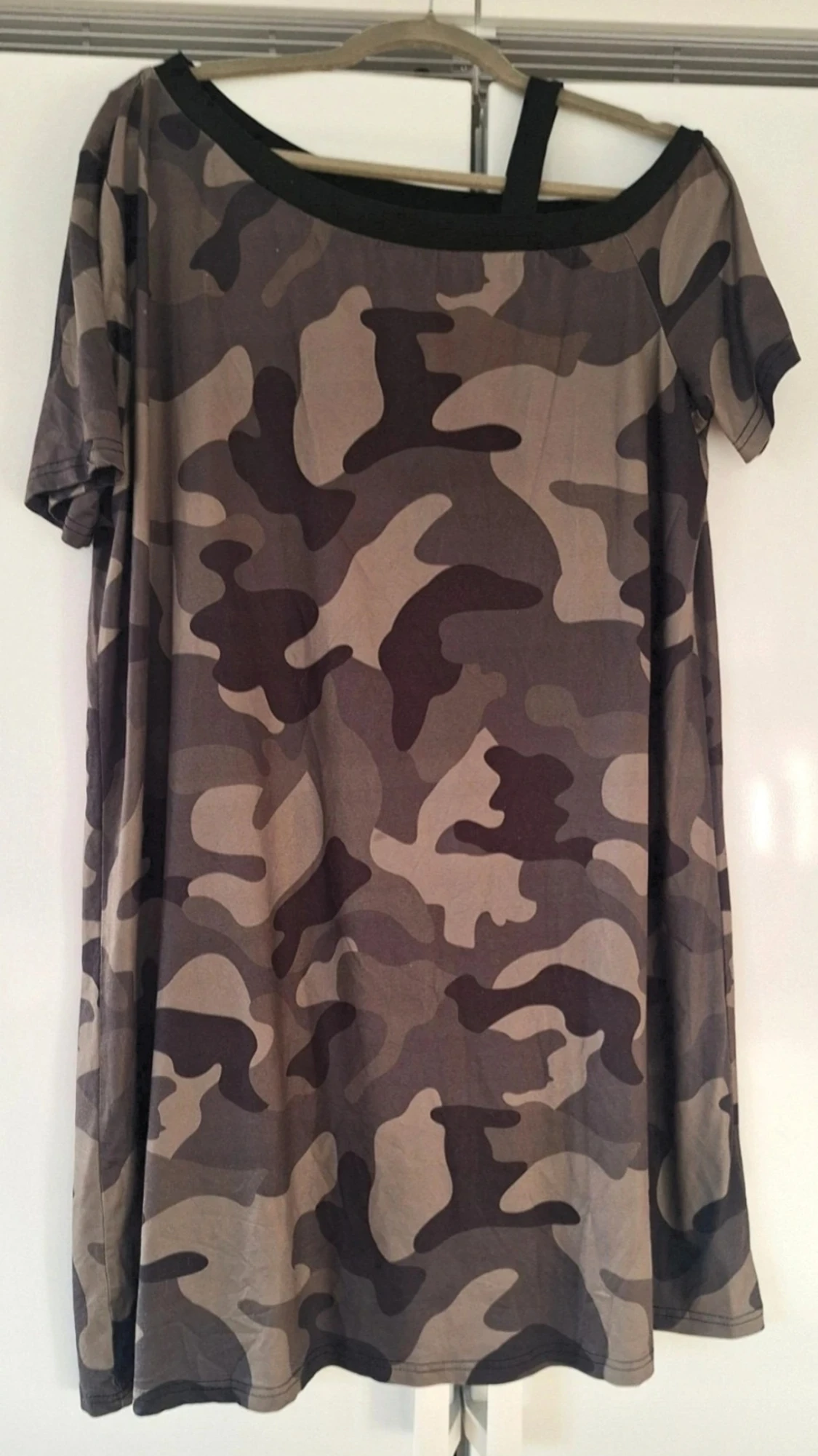 Camouflage klänning med offshoulder