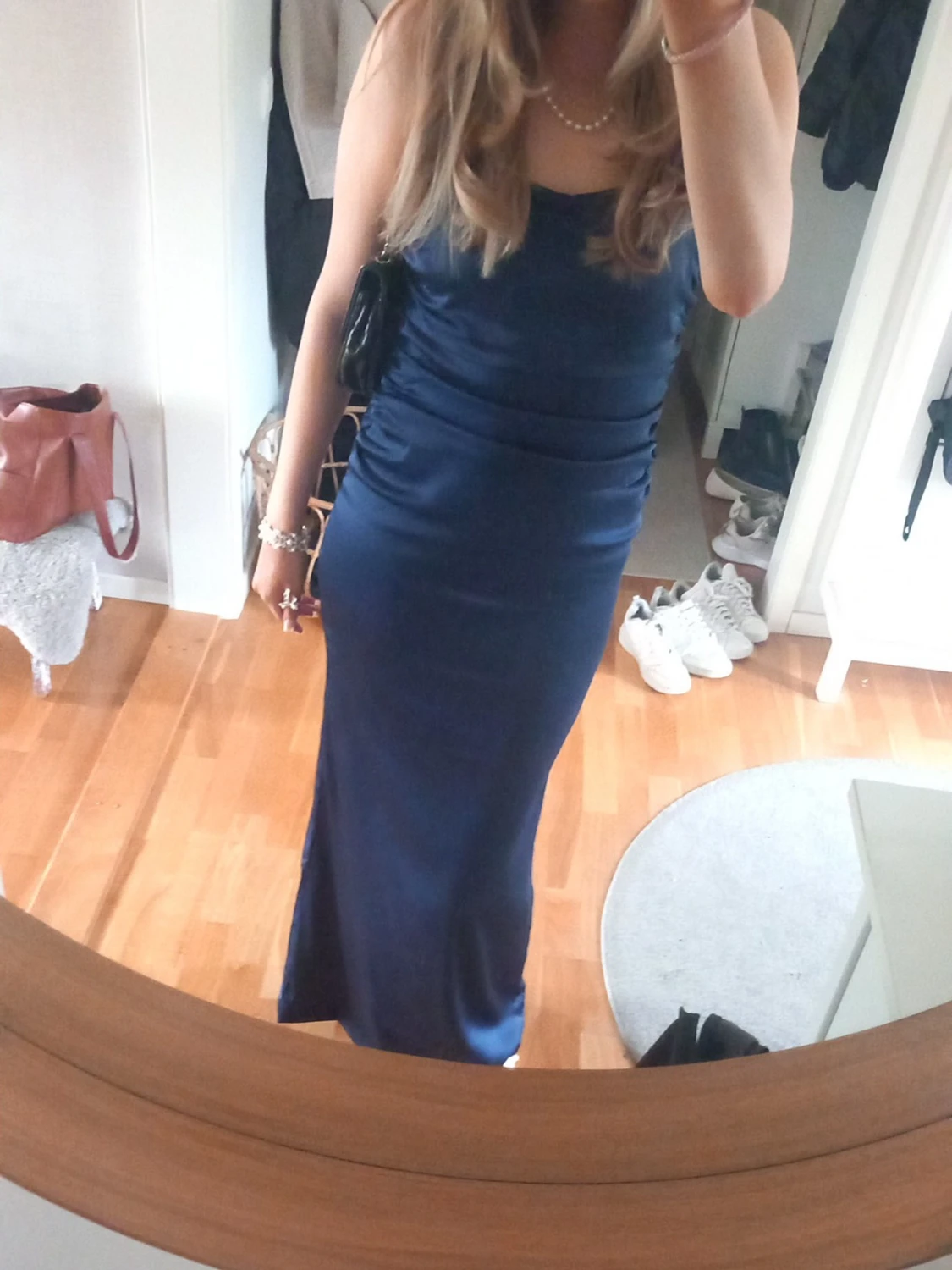 Marinblå långklänning med öppen rygg - 2
