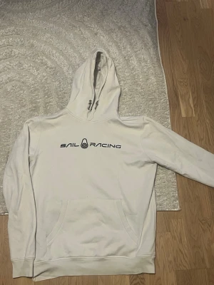 Vit hoodie från Sail Racing - Liten i storleken så är en M/L