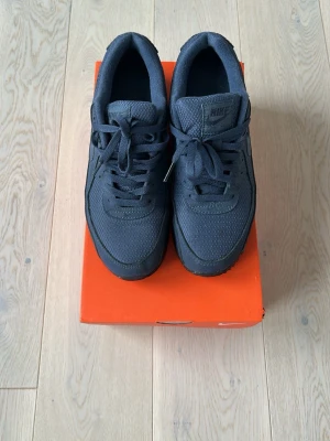 Nike air Max 90 - Säljer mina sjukt fräscha Nike air Max 90 mörkblåa . Köpta för 1850 på jd sports . Vid fler frågor är de bara att skriva. Innersulan är 25.5 cm ish