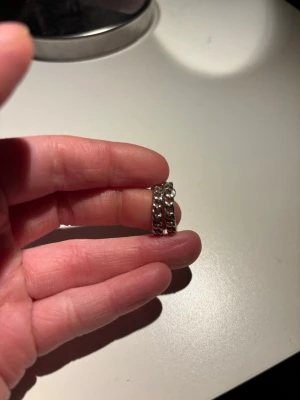 Örhängen  - Fina örhängen som aldrig är använda 