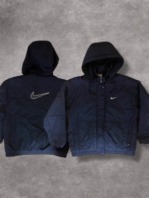 Nike vintage jacka - Fet Nike vintage jacka i storlek M. Mycket bra skick. Väldigt vintage och säljs inte längre. Skriv för fler frågor eller bilder 😇