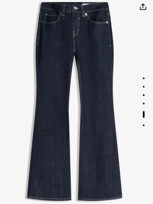 Utsvängda jeans - Säljer dessa utsvängda baggyjeans med låg midja. Slutsålda på hemsidan. Helt ny och är endast testade. Nypris 399kr och pris för att diskuteras!💕