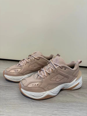 Nike sneakers - NIKE M2K TEKNO Malli: AO3108-202 Koko: 38,5 Ovh: 120€  Kengät juuri pesty.  Kantapäässä kuluma (näkyy kuvassa).  Postitus/nouto