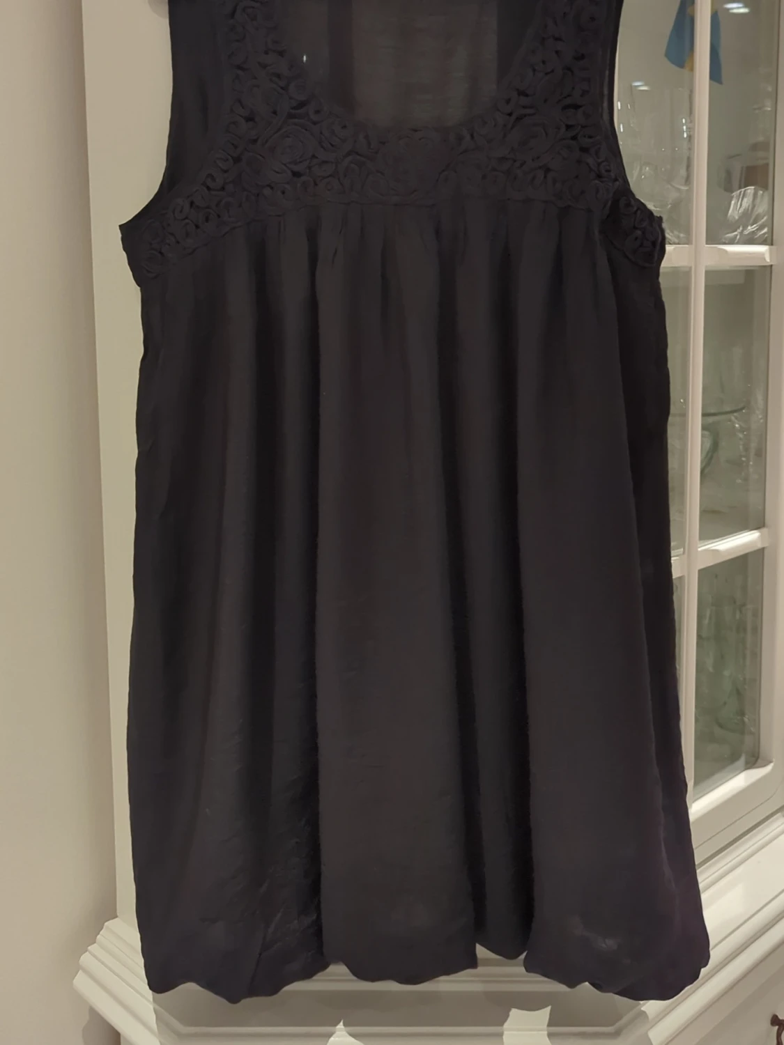 Svart ärmlös linnetopp från DNY