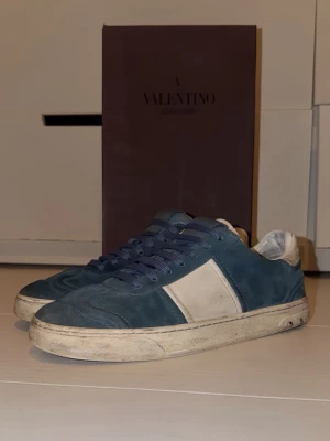 Valentino flycrews - Tjenare! Jag säljer ett par riktigt fräscha Valentino flycrews. Skorna är i skick 7/10 skulle jag säga. Rena men saknar 7 spikar. Box medföljer. Skorna är storlek 40.5 men passar 41.5