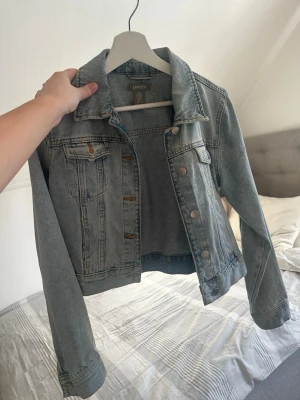 Blå Jeansjacka - Säljer en snygg Jeansjacka 