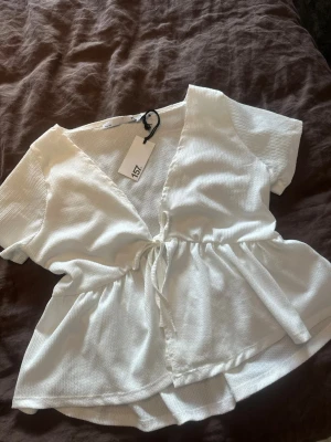 Lager157- Vit topp - Lager157 vit topp. Stl S. Ny med prislapp!! Pris går att diskutera! 