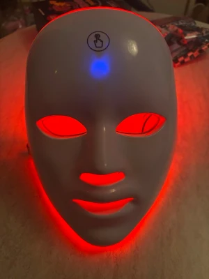 UV LED mask - Säljer en vit UV LED mask för med touch-knapp på ovansidan och olika färger LED-belysning att välja mellan . Perfekt för att ha ett spa hemma. Masken har en rundad form och är tillverkad i plast.