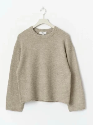 Basic stickad tröja från Gina Tricot - Snyggaste basic tröjan! Så fin och i bra skick. Beige, passar till allt. 😻🤩🥰