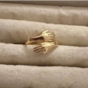 Kram ring  - Ringen har en minimalistisk och trendig look som passar perfekt för dig som gillar stilrena accessoarer.