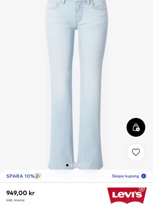 Ljusblå bootcut jeans från Levi's - Säljer ett par ljusblå bootcut jeans från Levi's med klassisk femficksmodell och låg midja. Jeansen har en snygg utsvängd passform och är tillverkade i mjuk denim. Perfekta för en avslappnad och trendig look.