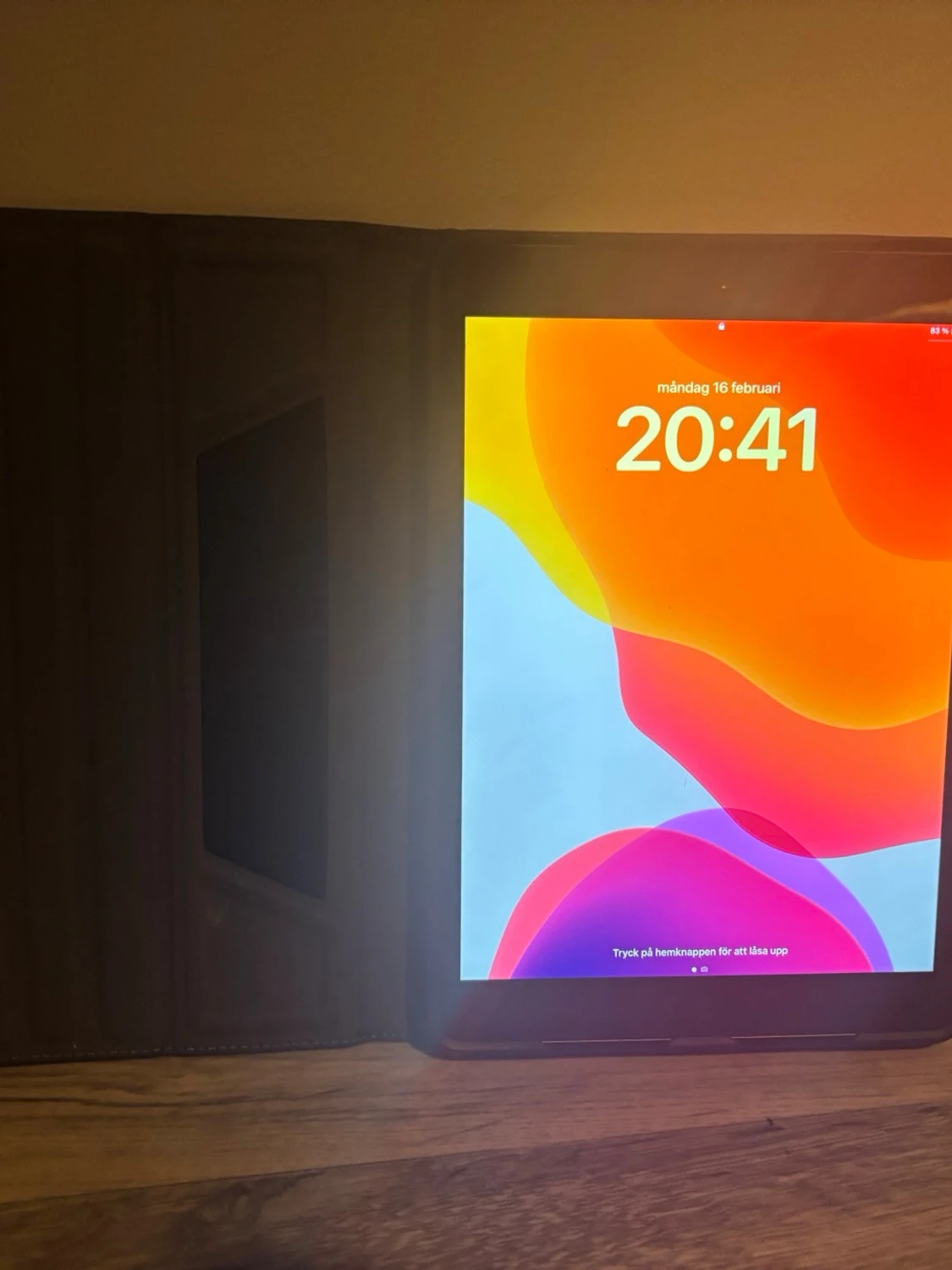 iPad (7:e generationen) med svart fodral