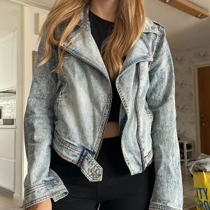 Jeansjacka  - En kortare jeansjacka med många detaljer, inga defekter. Skriv privat för fler frågor.