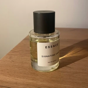ESSNCE Signature Vanilj parfym - Parfymen har stått mörkt och svalt. Se mängd på bild. TOPPNOTER  Citron Afrikansk ringblomma Svarta vinbär Bergamott Apelsinblomma heart HJÄRTNOTER  Viol Cyklamen Jasmin heart BASNOTER  Vetiver Mysk Amber Cederträ