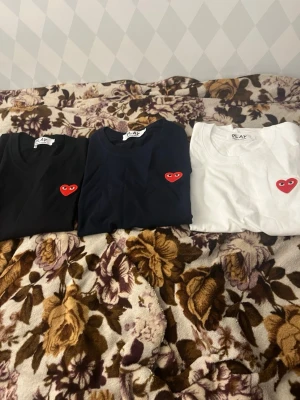 Comme des Garçons Play t-shirts - Tre klassiska t-shirts från Comme des Garçons Play i svart, marinblå och vit. 1st = 399 kr 2 st =699 kr 3st=799kr