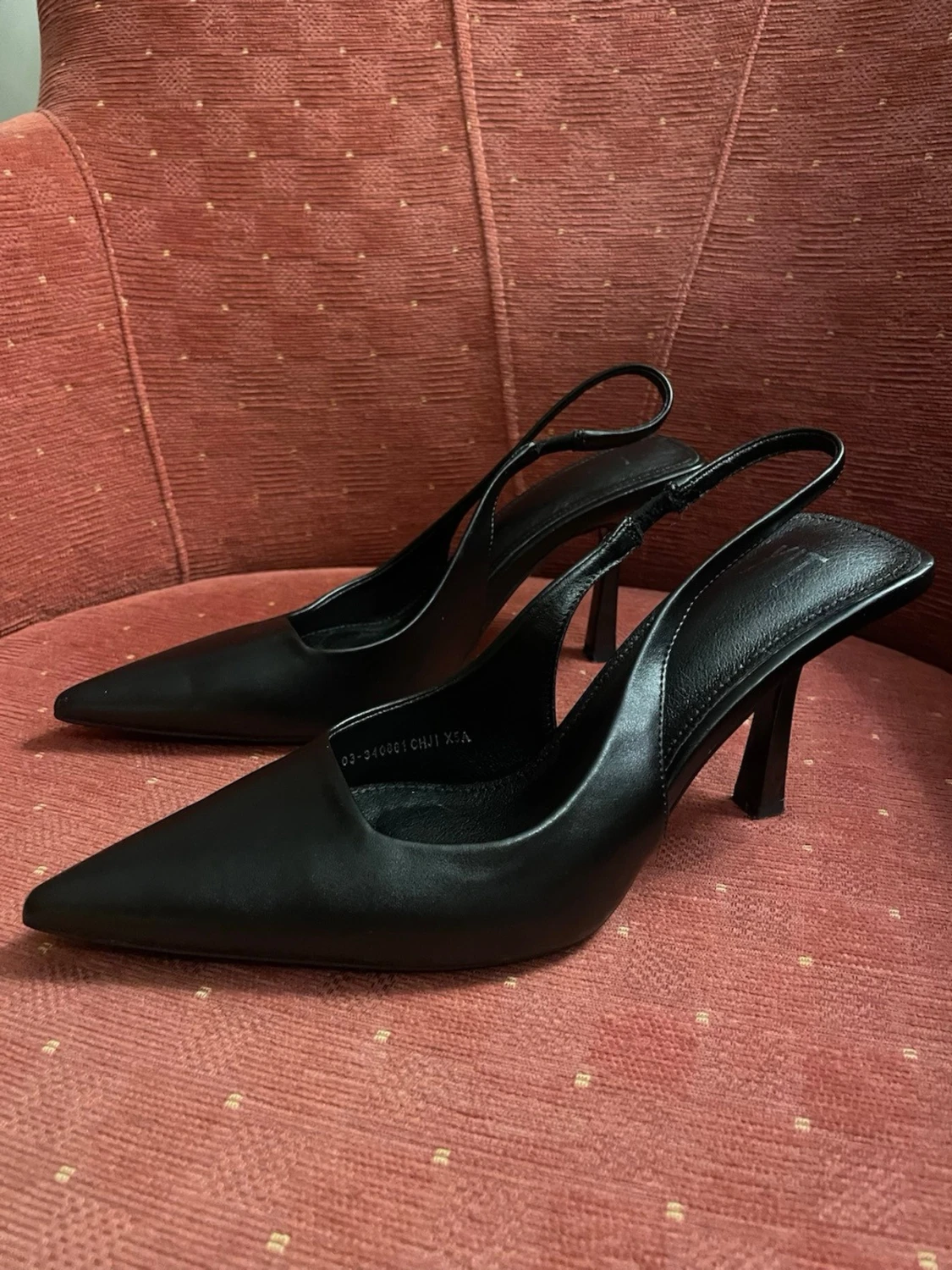 Svarta spetsiga slingback-pumps