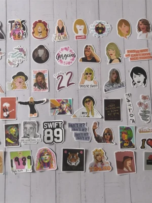 50st Taylor Swift Klistermärken  - Vattentåliga klistermärken som inte bleknar. Lätta att av, inga rester. (#403)