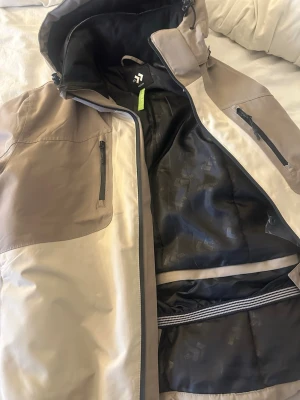Beige vinterjacka  - Använt fåtal gånger. Är dom ny😊