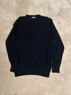 Blå tröja från Zara - En snygg blå tröja ifrån Zara i bra skick. Inga defekter. Strl M men sitter som S. Pris kan diskuteras och de är bara att fråga om mer bilder. 