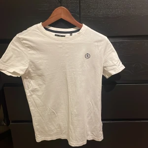 Henri Lloyd t shirt - Säljer nu en Henri Lloyd t shirt i storleken 14-15. Skick 9/10 nästan aldrig använd.