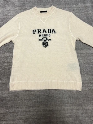 Prada Milano sweatshirt  - Riktigt fett sweatshirt som kommer ge dig fullt med komplimanger.