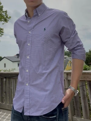 Ralph Lauren L - Galet snygg RL Sommarskjorta i storlek L. Modellen är 188 väger 78kg. Hör av er vid minsta fundering!