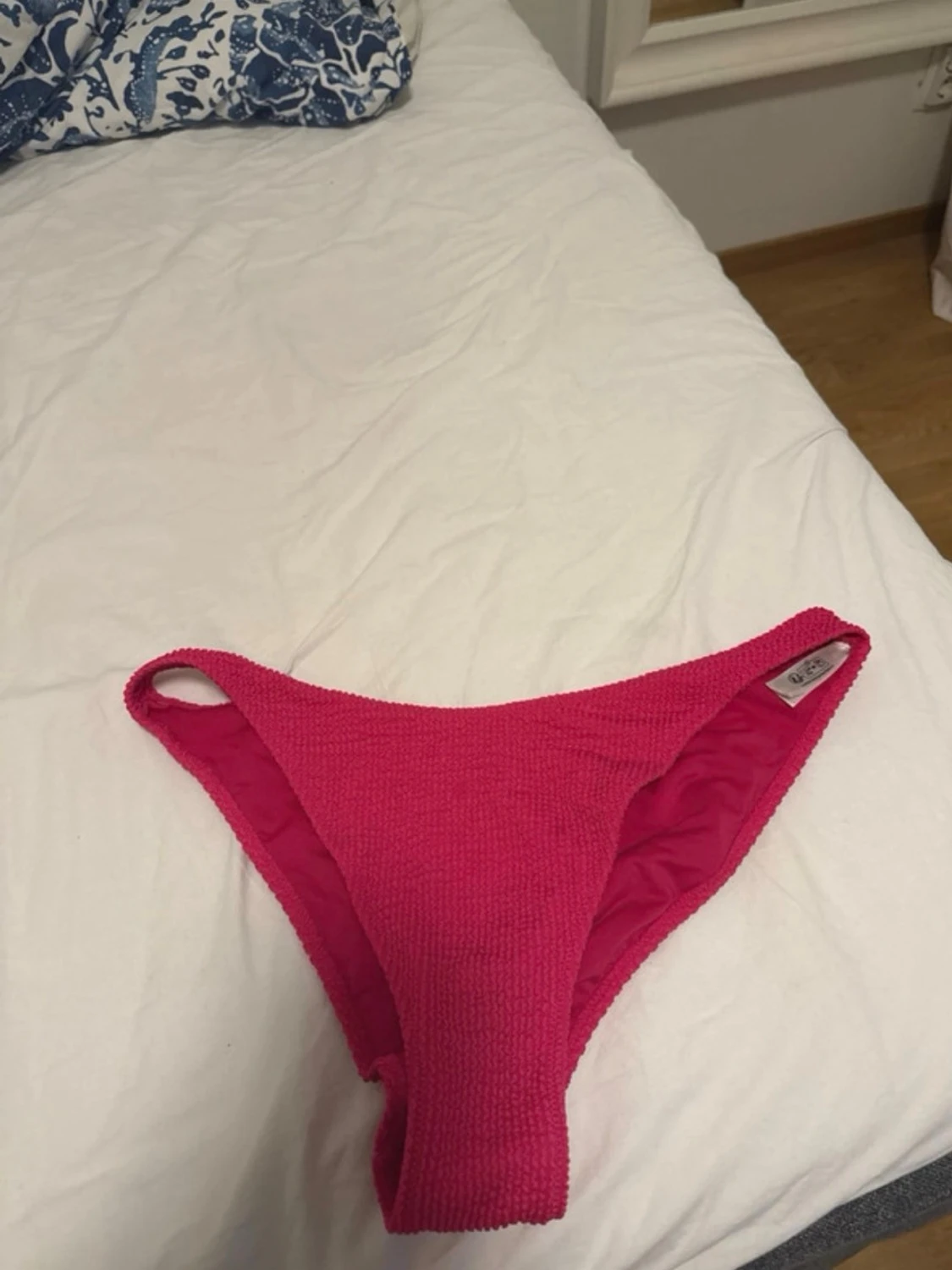 Rosa bikini med struktur och ringdetalj - 4