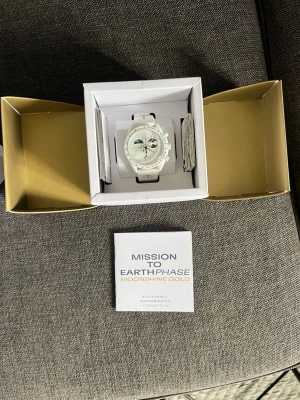 Omega x Swatch MoonSwatch mission to earthphase moonshine gold - Sprillans ny omega x Swatch MoonSwatch Mission to Earthphase Moonshine Gold kommer med box med papper. Skriv om du har några frågor. K o p i a!!