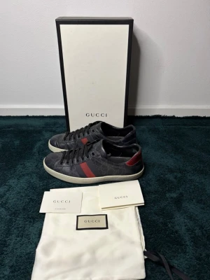 Gucci ace - Säljer ett par snygga Gucci Ace skor i väldigt fint skick🙌 allt og tillkommer⚜️