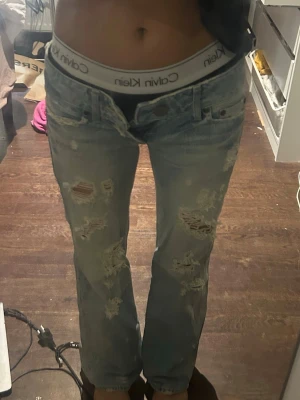 Jeans från 2000 talet - Jeans från 2000 talet, utsvängda och lågmidjade. storlek 26