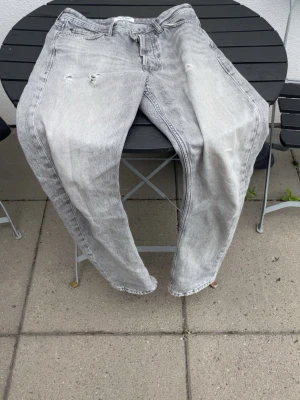 Jeans - Jack & Jones - Säljer dessa jeans väldigt billigt mot att de hätmas upp. Inga lägre bud tas emot. Ett stort hål har uppstått vilket gör att priset är betydligt lägre än inköpspris (ca 600kr).  Storleksmässigt har de storlek 28/32, passar även den som använder 29 i bredd.  Har tyvärr inget kvitto från köpet.