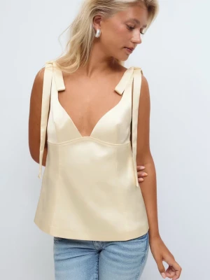 Gina tricot topp - Jag säljer en jättefin gul topp som inte kommer till användning. Jag har använt den 1 gång på semester men efter det kom den aldrig till användning. Den är köpt från Gina Young för 350kr och den är i storlek S💛