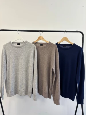 3 Pack merinoull & Kashmirtröjor (Nya) - Tjena! Säljer helt nya tröjor i 90% merinoull och 10% Kashmir från mitt klädföretag Swedish Fashion. Tröjorna är helt nya och ligger inplastade. De finns i storlekarna XS till L hör av dig om du har några frågor! Tröjorna är true to size