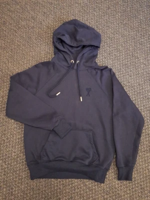 Ami Paris hoodie storlek S - Snygg mörkblå hoodie Ami Paris i strl S. Mycket bra skick, snygg till sommarens outfit. 