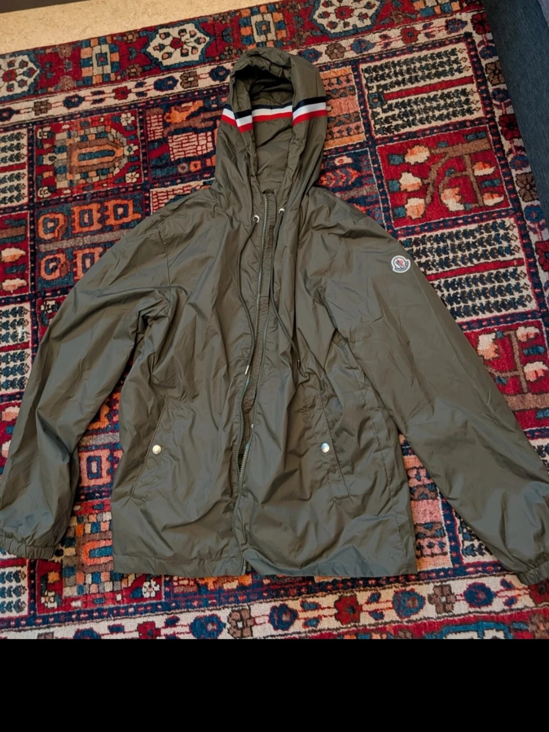 Olivgrön Moncler vindjacka