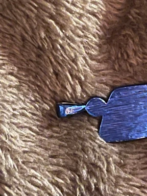 Blå billie Eilish Blohsh ifrån hemsida (925 sterling silver) - köpte den ifrån Billie Eilish hemsida för ungefär 3 månader sen. Har knappt använt. ( kedjan som kommer med finns). Kostade 600 på Billie’s hemsida men tax och frakt var ungefär 400kr. Så den kostade 1000 totalt. Har ej boxen eller kvitto 💓. Pris kan diskuteras lite 