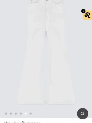 Vita utsvängda jeans med låg midja - Vita lågmidjade jeans från Gina. Använt två gånger 