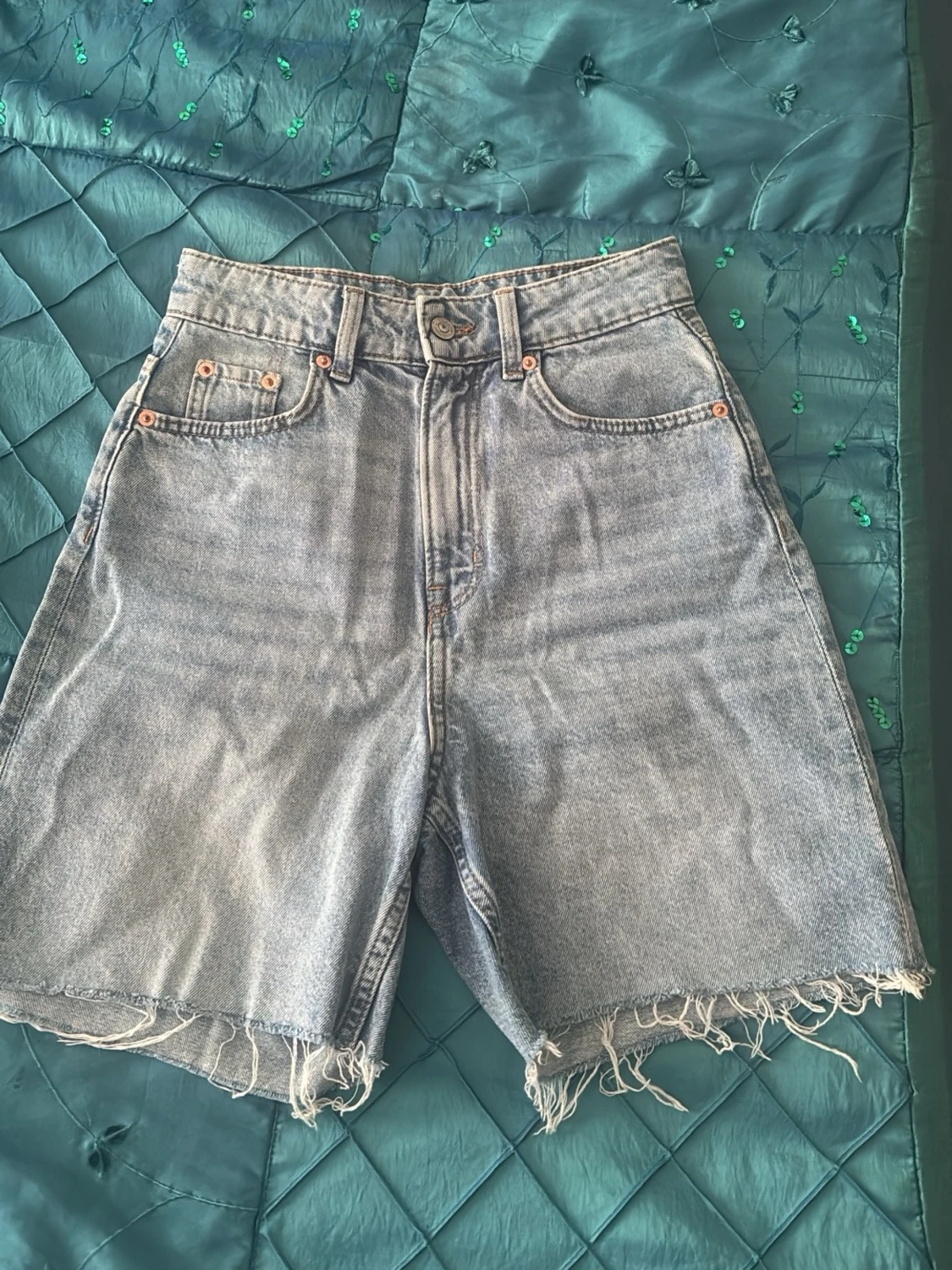 Högmidjade ljusblå jeansshorts