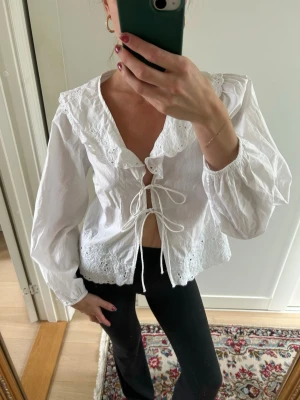 Vit blus med broderad krage och knyt - Super söt sommartopp, även perfelt till midsommar!!🩷