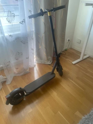Svart elscooter Xiaomi - Säljer min Xiaomi elscooter i gott skick. Scootern fungerar som den ska och laddare medföljer. Perfekt för pendling eller kortare resor i stan. Mindre bruksspår kan förekomma. Hör av dig vid frågor eller för fler bilder.