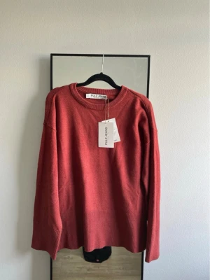 Rostfärgad stickad tröja Pulz Jeans - Säljer en snygg rostfärgad stickad tröja från Pulz Jeans. Tröjan har rund halsringning, långa ärmar och ribbade muddar vid ärmslut och nederkant. Materialet är mjukt och består av 52% viskos, 28% polyester och 20% polyamid. Storlek M. Ny med prislapp😊 Nytt pris är 599 kronor.
