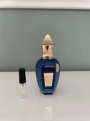 3 ml sample/doftpriv av Xerjoff Torino 24 - Ett sample på 3 ml av Xerjoff Torino 24. Torino 24 är en populär och exklusiv sommarparfym från nisch-märket Xerjoff. Den har en härlig doft av bl.a. mango, plommon, citrus och blommor. Det gör den till en tropisk parfym som passar perfekt till sommaren och funkar som unisex parfym. Xerjoffs parfymer håller väldigt länge på huden och projicerar bra, alltså behöver man inte ta så många sprays för att det ska dofta hela dagen. Det är fritt fram att skriva till oss om ni har frågor.