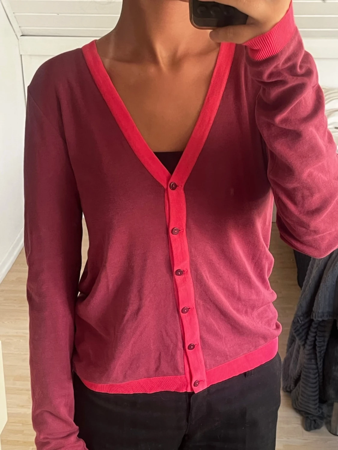 Röd kofta med rosa detaljer