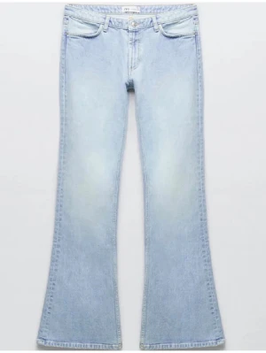 Ljusblå bootcut jeans från Zara - Säljer ett par skitsnygga ljusblå bootcut jeans från Zara då dem tyvärr är för små för mig! Jeansen har en snygg utsvängd passform och är tillverkade i mjuk denim med lätt tvättad look. Jeansen är lite slitna längst ner (se bild) o har också ett litet hål men som man inte tänker på. Stl 32 men skulle säga att dem kan passa 34 med.